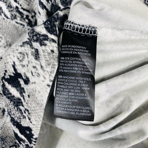 Chico's Size Medium 8 10 1 Reptile Print Zenergy Long Sleeve Layering Top Gray - Picture 4 of 4